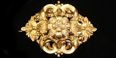 gold brooch of flowers