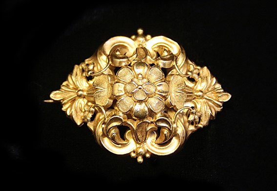 gold brooch of flowers