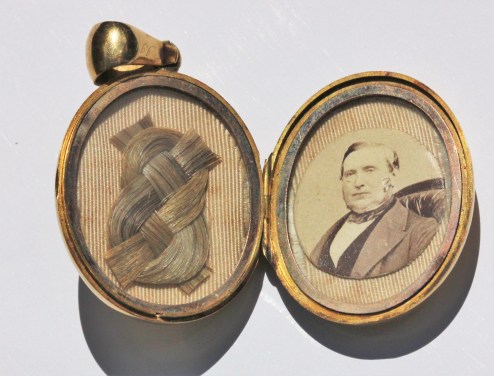 gold locket 4MG_2775