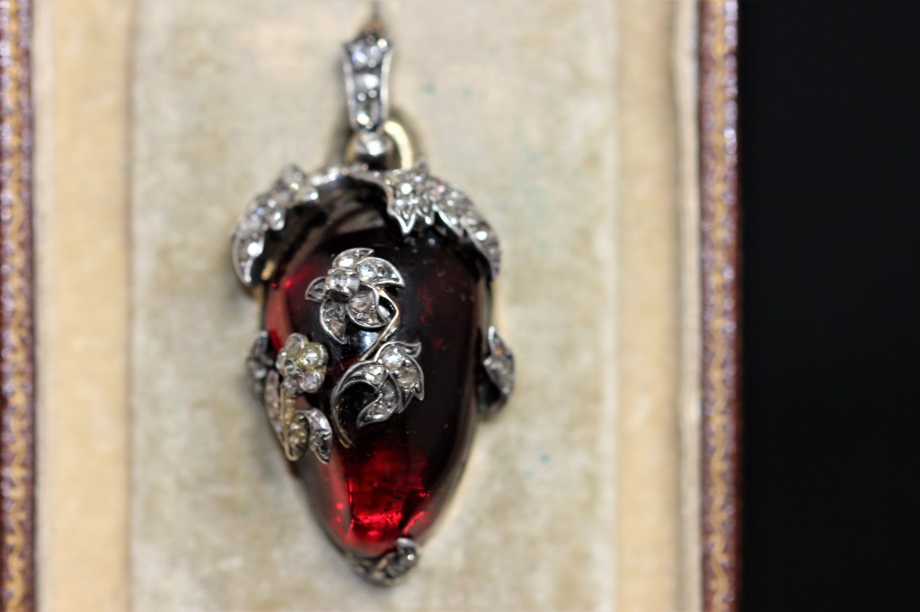 This image has an empty alt attribute; its file name is garnet-case2aimg_5089.jpg